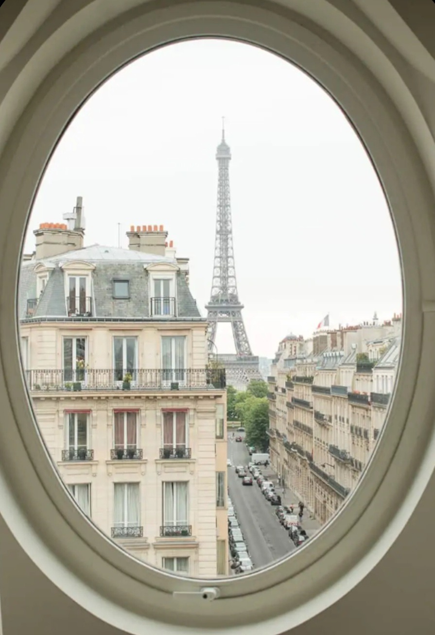 The Ultimate Paris Honeymoon Guide: Romantic Hotels, Dreamy Cafés & Unforgettable Experiences